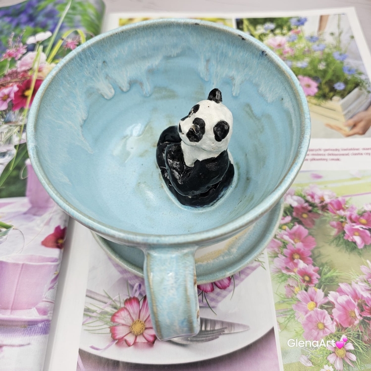 Filiżanka PANDA ceramiczna ze spodkiem i PANDĄ misiem w środku ręcznie toczona i malowana ze spodkiem prezent dla miłośnika natury PANDA filiżanka błękitno - biała nakrapiana - biał0 -czarna panda kubek panda z pandą
