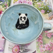Filiżanka PANDA ceramiczna ze spodkiem i PANDĄ misiem w środku ręcznie toczona i malowana ze spodkiem prezent dla miłośnika natury PANDA filiżanka błękitno - biała nakrapiana - biał0 -czarna panda kubek panda z pandą