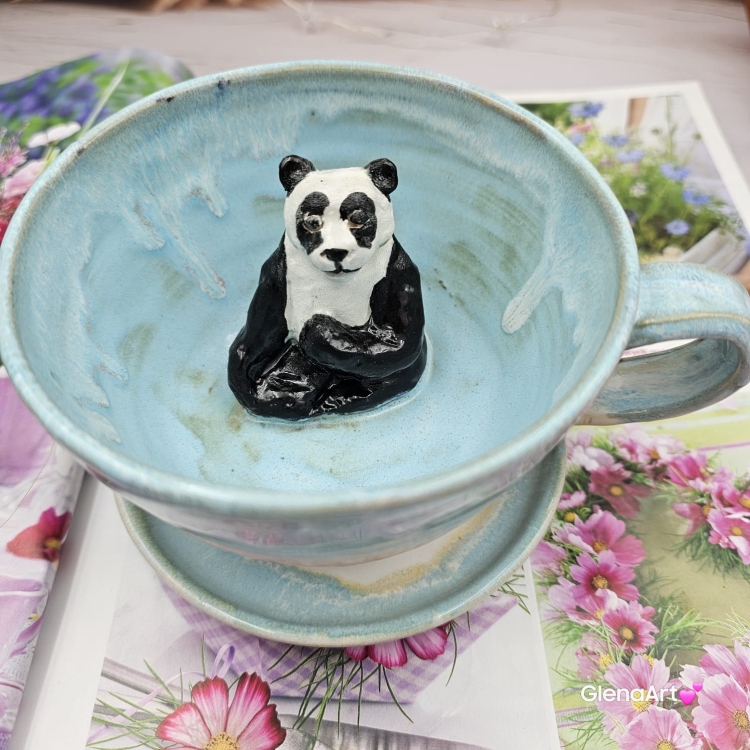 Filiżanka PANDA ceramiczna ze spodkiem i PANDĄ misiem w środku ręcznie toczona i malowana ze spodkiem prezent dla miłośnika natury PANDA filiżanka błękitno - biała nakrapiana - biał0 -czarna panda kubek panda z pandą
