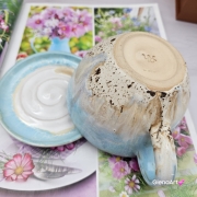 Filiżanka PANDA ceramiczna ze spodkiem i PANDĄ misiem w środku ręcznie toczona i malowana ze spodkiem prezent dla miłośnika natury PANDA filiżanka błękitno - biała nakrapiana - biał0 -czarna panda kubek panda z pandą