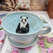 Filiżanka PANDA ceramiczna ze spodkiem i PANDĄ misiem w środku ręcznie toczona i malowana ze spodkiem prezent dla miłośnika natury PANDA filiżanka błękitno - biała nakrapiana - biał0 -czarna panda kubek panda z pandą
