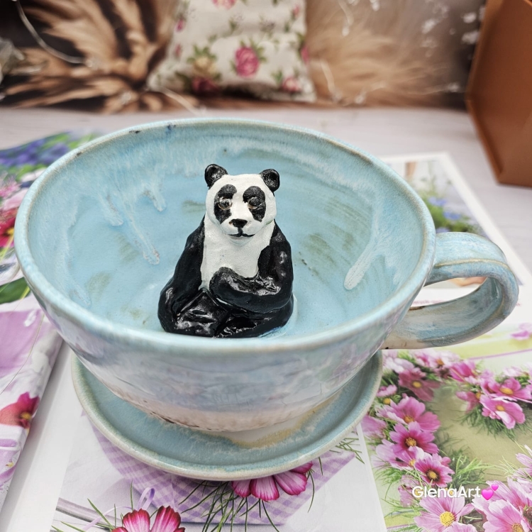 Filiżanka PANDA ceramiczna ze spodkiem i PANDĄ misiem w środku ręcznie toczona i malowana ze spodkiem prezent dla miłośnika natury PANDA filiżanka błękitno - biała nakrapiana - biał0 -czarna panda kubek panda z pandą