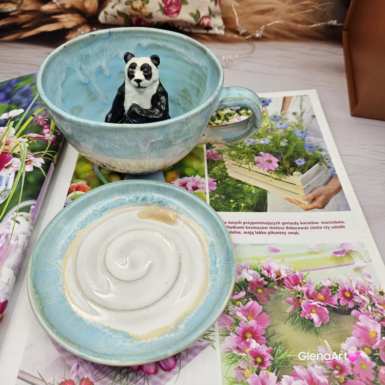 Filiżanka PANDA ceramiczna ze spodkiem i PANDĄ misiem w środku ręcznie toczona i malowana ze spodkiem prezent dla miłośnika natury PANDA filiżanka błękitno - biała nakrapiana - biał0 -czarna panda kubek panda z pandą