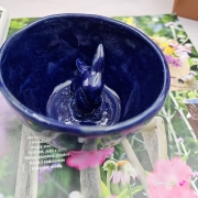 Czarka miseczka ceramiczna filiżanka bez ucha kobaltowa z zajączkiem wewnątrz czarki rękodzieło ceramika kobaltowy kolor