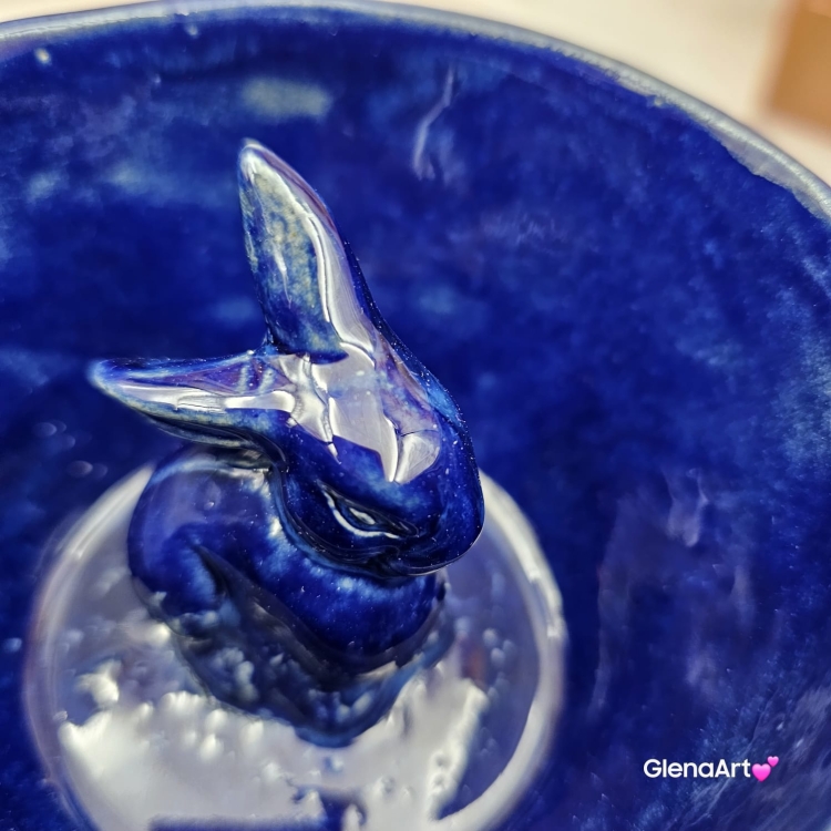 Czarka miseczka ceramiczna filiżanka bez ucha kobaltowa z zajączkiem wewnątrz czarki rękodzieło ceramika kobaltowy kolor