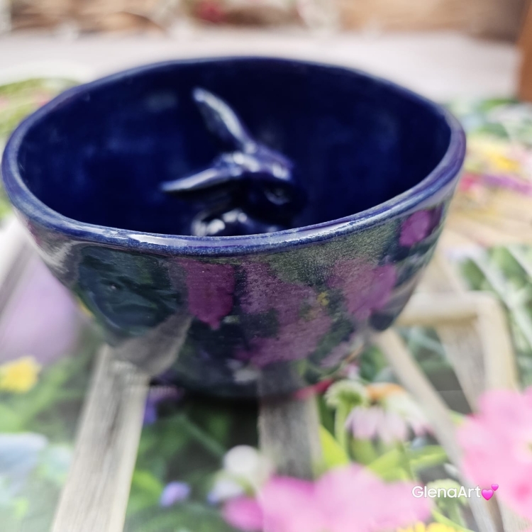 Czarka miseczka ceramiczna filiżanka bez ucha kobaltowa z zajączkiem wewnątrz czarki rękodzieło ceramika kobaltowy kolor