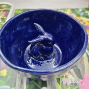 Czarka miseczka ceramiczna filiżanka bez ucha kobaltowa z zajączkiem wewnątrz czarki rękodzieło ceramika kobaltowy kolor