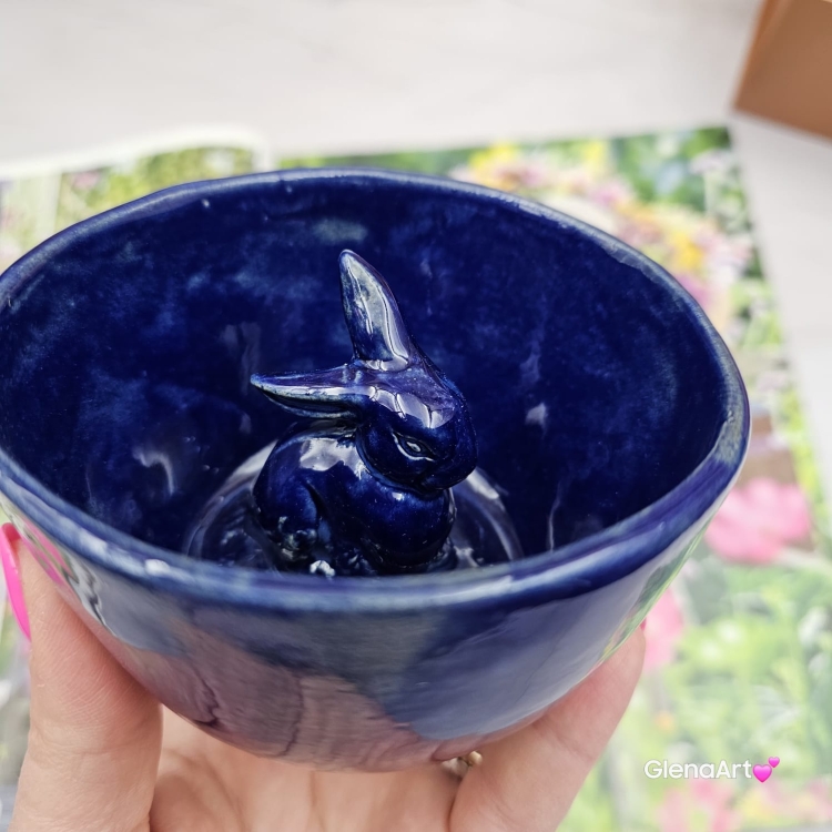 Czarka miseczka ceramiczna filiżanka bez ucha kobaltowa z zajączkiem wewnątrz czarki rękodzieło ceramika kobaltowy kolor