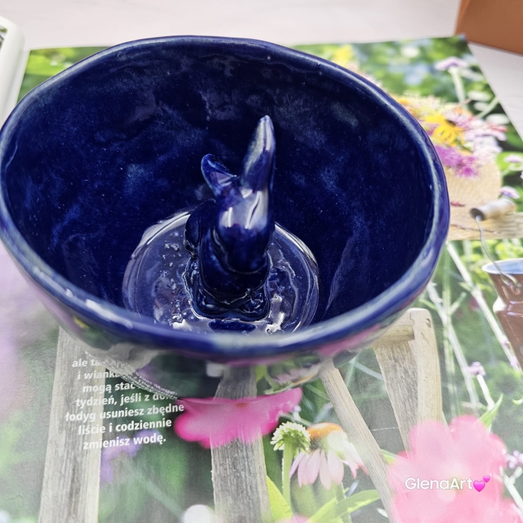 Czarka miseczka ceramiczna filiżanka bez ucha kobaltowa z zajączkiem wewnątrz czarki rękodzieło ceramika kobaltowy kolor