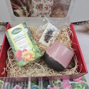 Dzień Kobiet prezent na DZIEŃ KOBIET 8 marca dla dziewczyny żony prezent dla ukochanej box prezentowy na dzień Kobiet kubek ceramiczny ręcznie robiony i herbata biofix na wiosenne wieczory i zawieszka florencka pachnąca sojowa z suszkami