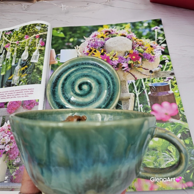 Filiżanka kapibara ceramiczna ze spodkiem i KAPIBARĄ w środku leśne jeziorko ręcznie toczona rękodzieło wyjątkowa filiżanka z dużą kapibarą kubek kapibara odcienie zieleni i niebieskiego kapibara wewnątrz