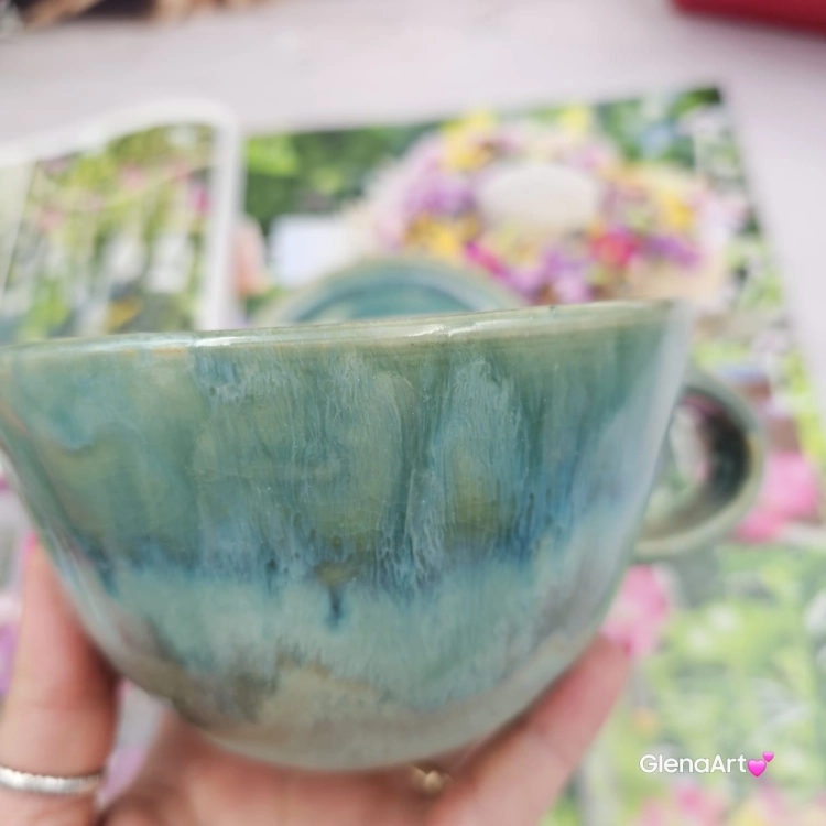 Filiżanka kapibara ceramiczna ze spodkiem i KAPIBARĄ w środku leśne jeziorko ręcznie toczona rękodzieło wyjątkowa filiżanka z dużą kapibarą kubek kapibara odcienie zieleni i niebieskiego kapibara wewnątrz