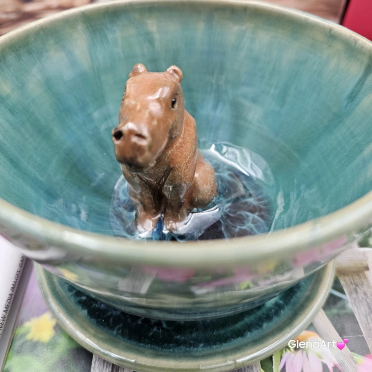 Filiżanka kapibara ceramiczna ze spodkiem i KAPIBARĄ w środku leśne jeziorko ręcznie toczona rękodzieło wyjątkowa filiżanka z dużą kapibarą kubek kapibara odcienie zieleni i niebieskiego kapibara wewnątrz