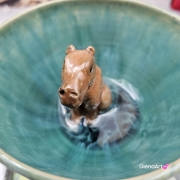 Filiżanka kapibara ceramiczna ze spodkiem i KAPIBARĄ w środku leśne jeziorko ręcznie toczona rękodzieło wyjątkowa filiżanka z dużą kapibarą kubek kapibara odcienie zieleni i niebieskiego kapibara wewnątrz