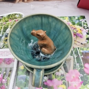 Filiżanka kapibara ceramiczna ze spodkiem i KAPIBARĄ w środku leśne jeziorko ręcznie toczona rękodzieło wyjątkowa filiżanka z dużą kapibarą kubek kapibara odcienie zieleni i niebieskiego kapibara wewnątrz