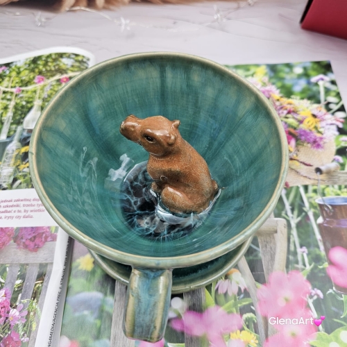 Filiżanka kapibara ceramiczna ze spodkiem i KAPIBARĄ w środku leśne jeziorko ręcznie toczona rękodzieło wyjątkowa filiżanka z dużą kapibarą kubek kapibara odcienie zieleni i niebieskiego kapibara wewnątrz