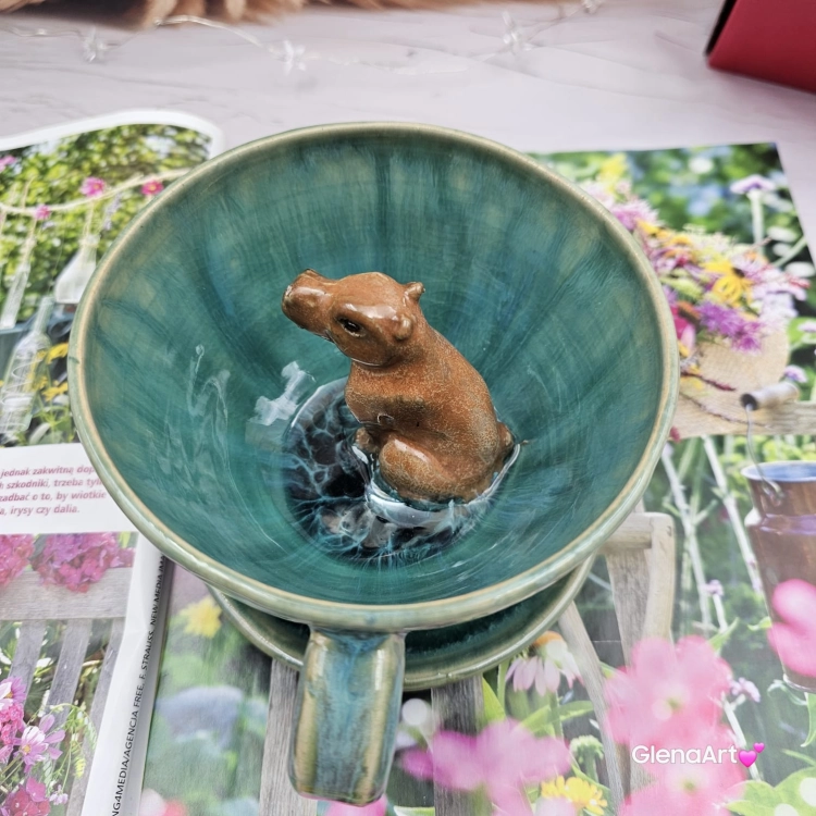 Filiżanka kapibara ceramiczna ze spodkiem i KAPIBARĄ w środku leśne jeziorko ręcznie toczona rękodzieło wyjątkowa filiżanka z dużą kapibarą kubek kapibara odcienie zieleni i niebieskiego kapibara wewnątrz