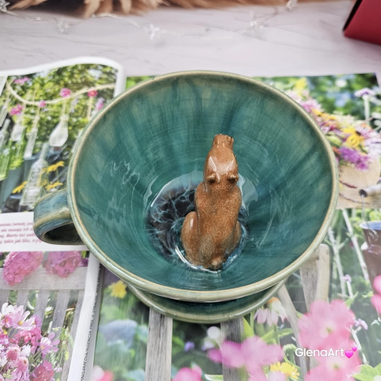 Filiżanka kapibara ceramiczna ze spodkiem i KAPIBARĄ w środku leśne jeziorko ręcznie toczona rękodzieło wyjątkowa filiżanka z dużą kapibarą kubek kapibara odcienie zieleni i niebieskiego kapibara wewnątrz