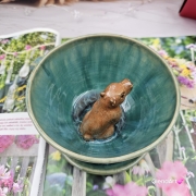 Filiżanka kapibara ceramiczna ze spodkiem i KAPIBARĄ w środku leśne jeziorko ręcznie toczona rękodzieło wyjątkowa filiżanka z dużą kapibarą kubek kapibara odcienie zieleni i niebieskiego kapibara wewnątrz