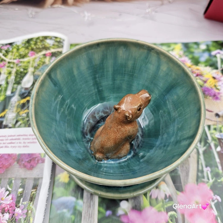 Filiżanka kapibara ceramiczna ze spodkiem i KAPIBARĄ w środku leśne jeziorko ręcznie toczona rękodzieło wyjątkowa filiżanka z dużą kapibarą kubek kapibara odcienie zieleni i niebieskiego kapibara wewnątrz