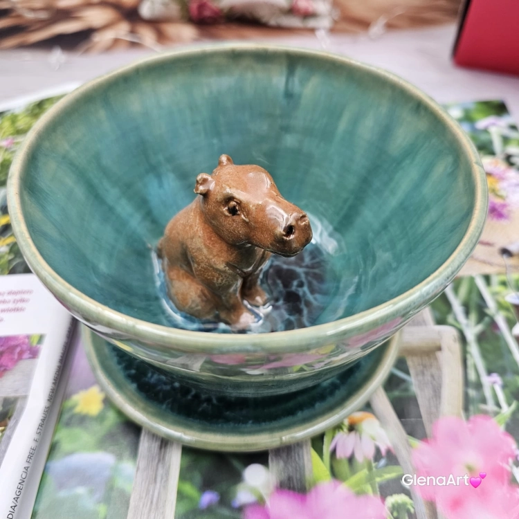Filiżanka kapibara ceramiczna ze spodkiem i KAPIBARĄ w środku leśne jeziorko ręcznie toczona rękodzieło wyjątkowa filiżanka z dużą kapibarą kubek kapibara odcienie zieleni i niebieskiego kapibara wewnątrz