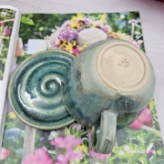 Filiżanka kapibara ceramiczna ze spodkiem i KAPIBARĄ w środku leśne jeziorko ręcznie toczona rękodzieło wyjątkowa filiżanka z dużą kapibarą kubek kapibara odcienie zieleni i niebieskiego kapibara wewnątrz