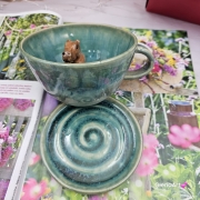 Filiżanka kapibara ceramiczna ze spodkiem i KAPIBARĄ w środku leśne jeziorko ręcznie toczona rękodzieło wyjątkowa filiżanka z dużą kapibarą kubek kapibara odcienie zieleni i niebieskiego kapibara wewnątrz