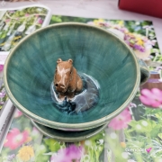 Filiżanka kapibara ceramiczna ze spodkiem i KAPIBARĄ w środku leśne jeziorko ręcznie toczona rękodzieło wyjątkowa filiżanka z dużą kapibarą kubek kapibara odcienie zieleni i niebieskiego kapibara wewnątrz