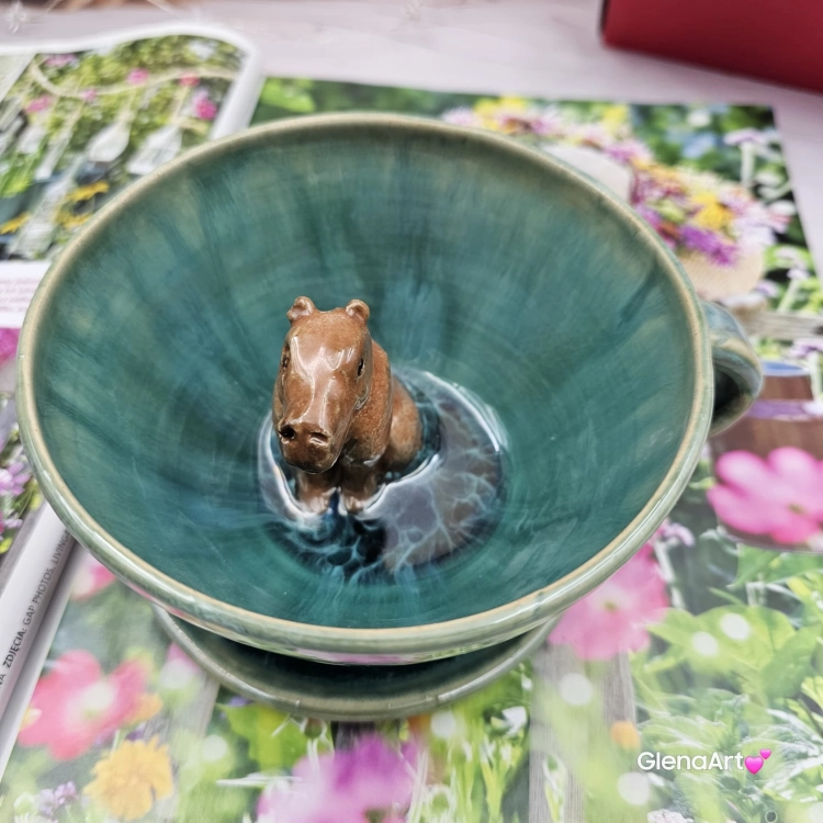 Filiżanka kapibara ceramiczna ze spodkiem i KAPIBARĄ w środku leśne jeziorko ręcznie toczona rękodzieło wyjątkowa filiżanka z dużą kapibarą kubek kapibara odcienie zieleni i niebieskiego kapibara wewnątrz
