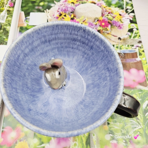 Filiżanka ZAJĄC ceramiczna ze spodkiem z ZAJĄCEM szarakiem w środku ręcznie toczona i malowana w kolorze niebieskim i grafitowym / ciemny brąz kubek zając z zającem szarakiem filiżanka na Wielkanoc