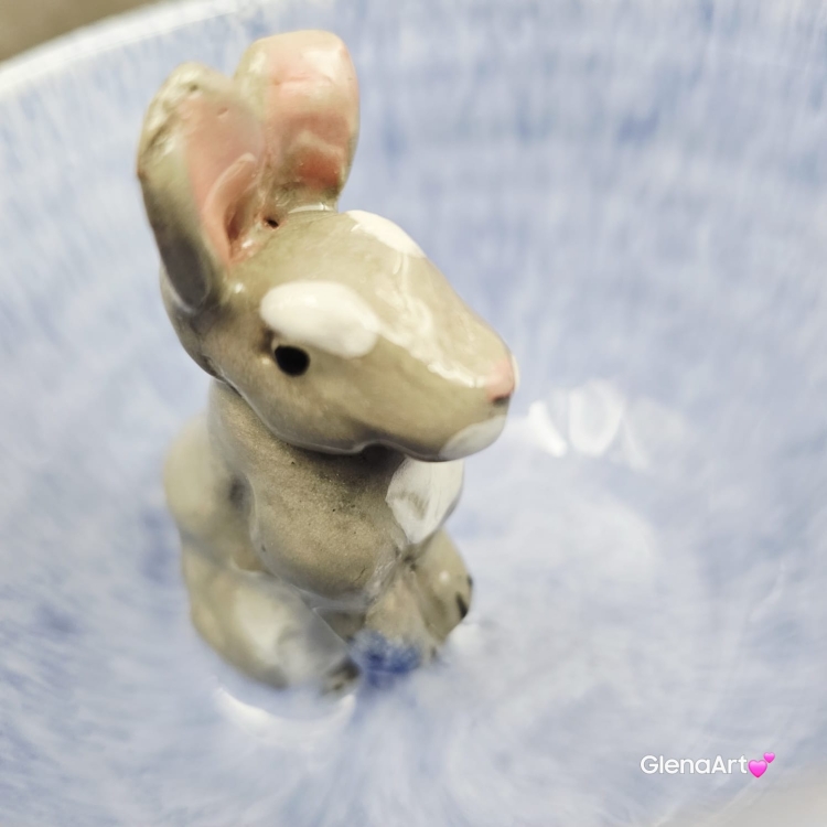 Filiżanka ZAJĄC ceramiczna ze spodkiem z ZAJĄCEM szarakiem w środku ręcznie toczona i malowana w kolorze niebieskim i grafitowym / ciemny brąz kubek zając z zającem szarakiem filiżanka na Wielkanoc