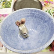 Filiżanka ZAJĄC ceramiczna ze spodkiem z ZAJĄCEM szarakiem w środku ręcznie toczona i malowana w kolorze niebieskim i grafitowym / ciemny brąz kubek zając z zającem szarakiem filiżanka na Wielkanoc