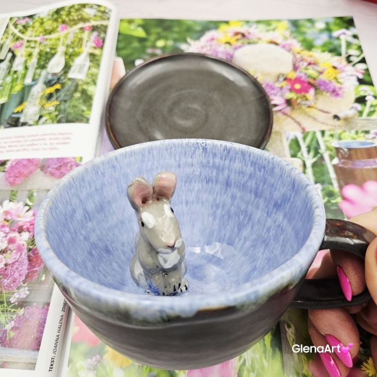 Filiżanka ZAJĄC ceramiczna ze spodkiem z ZAJĄCEM szarakiem w środku ręcznie toczona i malowana w kolorze niebieskim i grafitowym / ciemny brąz kubek zając z zającem szarakiem filiżanka na Wielkanoc