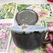 Filiżanka ZAJĄC ceramiczna ze spodkiem z ZAJĄCEM szarakiem w środku ręcznie toczona i malowana w kolorze niebieskim i grafitowym / ciemny brąz kubek zając z zającem szarakiem filiżanka na Wielkanoc