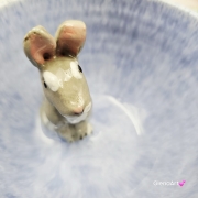 Filiżanka ZAJĄC ceramiczna ze spodkiem z ZAJĄCEM szarakiem w środku ręcznie toczona i malowana w kolorze niebieskim i grafitowym / ciemny brąz kubek zając z zającem szarakiem filiżanka na Wielkanoc