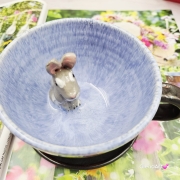 Filiżanka ZAJĄC ceramiczna ze spodkiem z ZAJĄCEM szarakiem w środku ręcznie toczona i malowana w kolorze niebieskim i grafitowym / ciemny brąz kubek zając z zającem szarakiem filiżanka na Wielkanoc