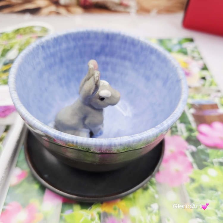 Filiżanka ZAJĄC ceramiczna ze spodkiem z ZAJĄCEM szarakiem w środku ręcznie toczona i malowana w kolorze niebieskim i grafitowym / ciemny brąz kubek zając z zającem szarakiem filiżanka na Wielkanoc