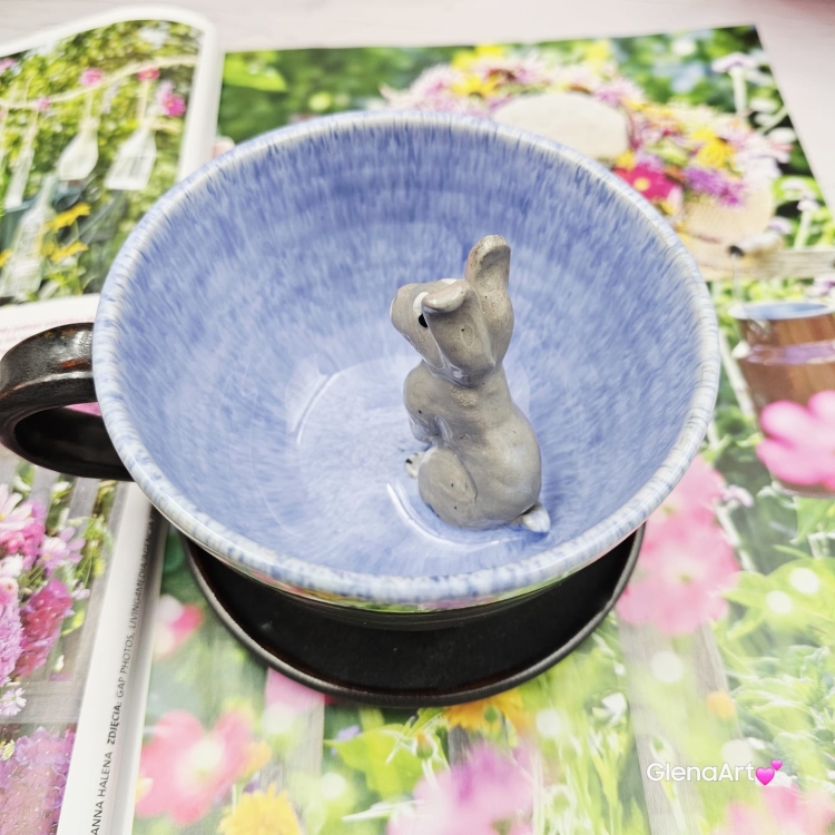 Filiżanka ZAJĄC ceramiczna ze spodkiem z ZAJĄCEM szarakiem w środku ręcznie toczona i malowana w kolorze niebieskim i grafitowym / ciemny brąz kubek zając z zającem szarakiem filiżanka na Wielkanoc