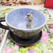 Filiżanka ZAJĄC ceramiczna ze spodkiem z ZAJĄCEM szarakiem w środku ręcznie toczona i malowana w kolorze niebieskim i grafitowym / ciemny brąz kubek zając z zającem szarakiem filiżanka na Wielkanoc