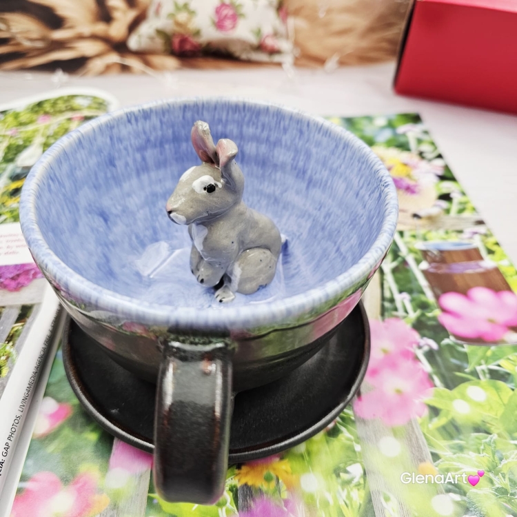 Filiżanka ZAJĄC ceramiczna ze spodkiem z ZAJĄCEM szarakiem w środku ręcznie toczona i malowana w kolorze niebieskim i grafitowym / ciemny brąz kubek zając z zającem szarakiem filiżanka na Wielkanoc