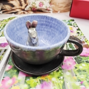 Filiżanka ZAJĄC ceramiczna ze spodkiem z ZAJĄCEM szarakiem w środku ręcznie toczona i malowana w kolorze niebieskim i grafitowym / ciemny brąz kubek zając z zającem szarakiem filiżanka na Wielkanoc