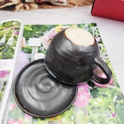 Filiżanka ZAJĄC ceramiczna ze spodkiem z ZAJĄCEM szarakiem w środku ręcznie toczona i malowana w kolorze niebieskim i grafitowym / ciemny brąz kubek zając z zającem szarakiem filiżanka na Wielkanoc