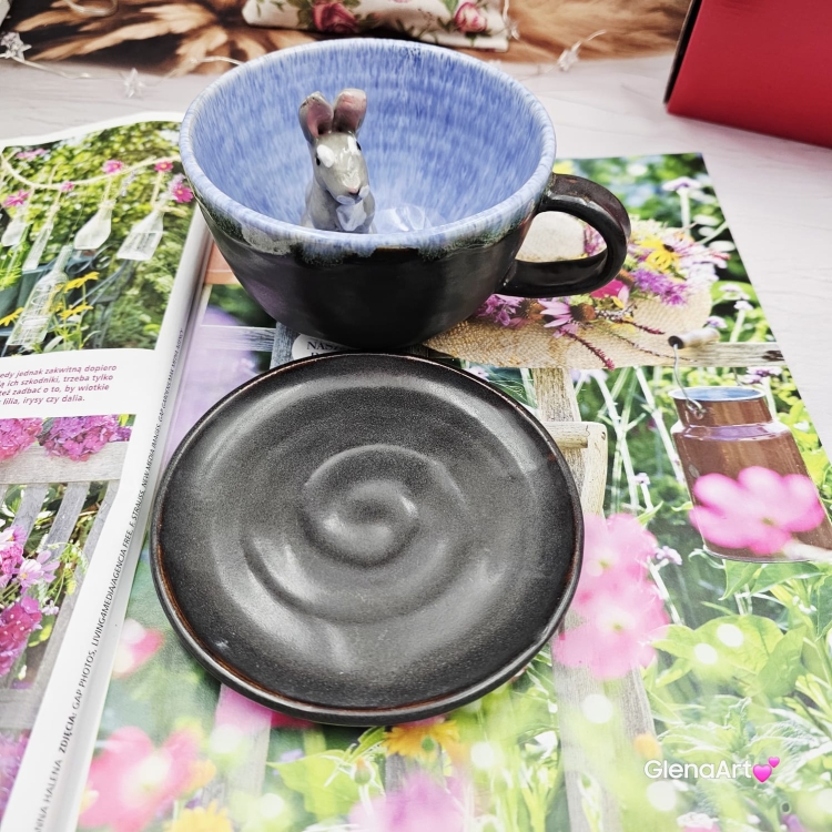 Filiżanka ZAJĄC ceramiczna ze spodkiem z ZAJĄCEM szarakiem w środku ręcznie toczona i malowana w kolorze niebieskim i grafitowym / ciemny brąz kubek zając z zającem szarakiem filiżanka na Wielkanoc