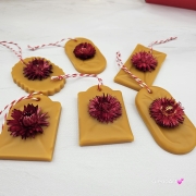 Zawieszka florencka z kocanką czerwoną / bordową pszczela ozdobna zawieszka do szafy z wosku pszczelego 100 % naturalna z suszem kwiatowym pachnąca delikatnie miodkiem na sznurku gotowa do zawieszenia woskowa zawieszka z wosku pszczelego z kocanką