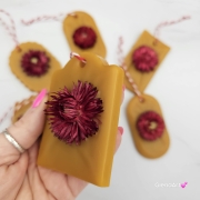 Zawieszka florencka z kocanką czerwoną / bordową pszczela ozdobna zawieszka do szafy z wosku pszczelego 100 % naturalna z suszem kwiatowym pachnąca delikatnie miodkiem na sznurku gotowa do zawieszenia woskowa zawieszka z wosku pszczelego z kocanką