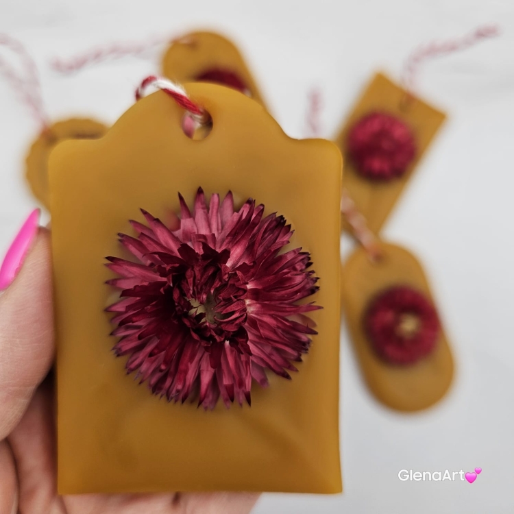 Zawieszka florencka z kocanką czerwoną / bordową pszczela ozdobna zawieszka do szafy z wosku pszczelego 100 % naturalna z suszem kwiatowym pachnąca delikatnie miodkiem na sznurku gotowa do zawieszenia woskowa zawieszka z wosku pszczelego z kocanką