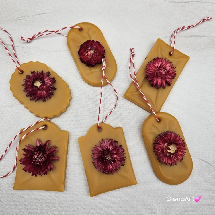 Zawieszka florencka z kocanką czerwoną / bordową pszczela ozdobna zawieszka do szafy z wosku pszczelego 100 % naturalna z suszem kwiatowym pachnąca delikatnie miodkiem na sznurku gotowa do zawieszenia woskowa zawieszka z wosku pszczelego z kocanką