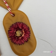 Zawieszka florencka z kocanką czerwoną / bordową pszczela ozdobna zawieszka do szafy z wosku pszczelego 100 % naturalna z suszem kwiatowym pachnąca delikatnie miodkiem na sznurku gotowa do zawieszenia woskowa zawieszka z wosku pszczelego z kocanką