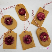 Zawieszka florencka z kocanką czerwoną / bordową pszczela ozdobna zawieszka do szafy z wosku pszczelego 100 % naturalna z suszem kwiatowym pachnąca delikatnie miodkiem na sznurku gotowa do zawieszenia woskowa zawieszka z wosku pszczelego z kocanką