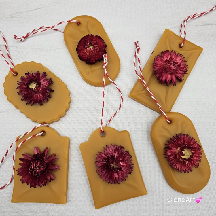 Zawieszka florencka z kocanką czerwoną / bordową pszczela ozdobna zawieszka do szafy z wosku pszczelego 100 % naturalna z suszem kwiatowym pachnąca delikatnie miodkiem na sznurku gotowa do zawieszenia woskowa zawieszka z wosku pszczelego z kocanką